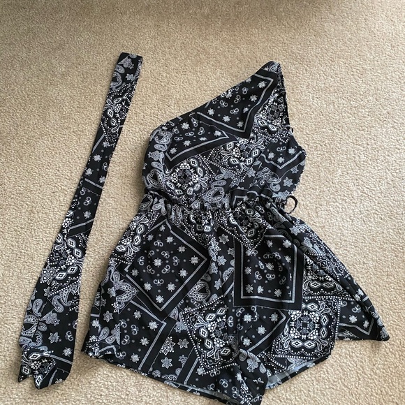 One shoulder paisley romper - Picture 2 of 2